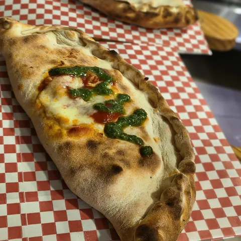Dos calzones con pesto sobre papel a cuadros