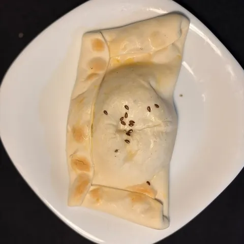 Empanada de mechada y queso recién horneada